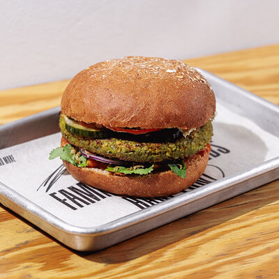 Бургер с фалафелем в SALUT! по цене 450 ₽