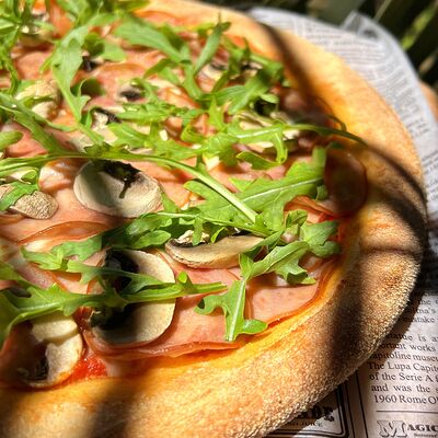 Пицца с ветчиной и грибами в Чёрноморская пицца по цене 650 ₽