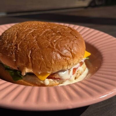 Бургер с куриным филев Ну и что по цене 480 ₽