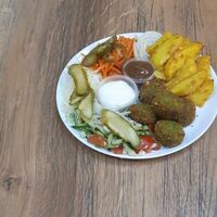 Фалафель на тарелке в Шаверма 24 RUS KEBAB