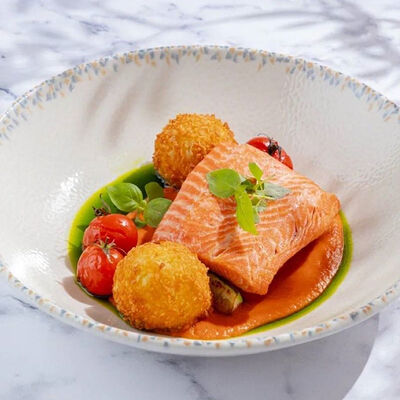 Лосось с соусом ромеско и картофельными крокетами в Теплые края-уголок Италии по цене 1350 ₽