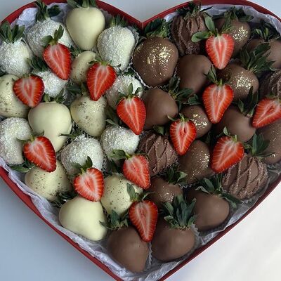  Клубника в шоколаде Сердце li в Allowberry по цене 8100 ₽