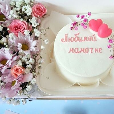Бенто торт Любимой мамочке с шоколадными сердцами + цветы в Чародейка сладостей по цене 3490 ₽