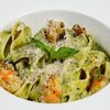 Зелёная паста с креветками и шпинатомв Lure Oysterbar по цене 890
