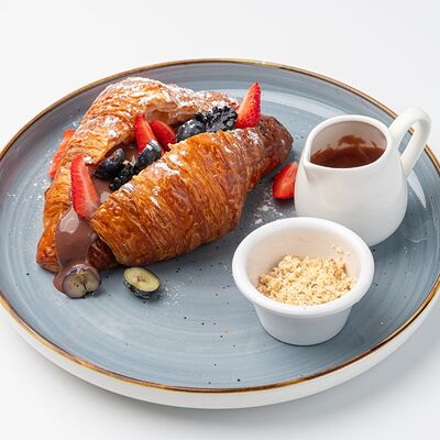 Круассан с шоколадным кремом и ягодами в CrepeCafe по цене 3640 ₸