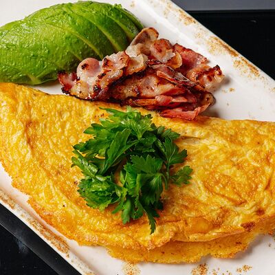 Омлет с беконом и авокадов Inside по цене 490 ₽