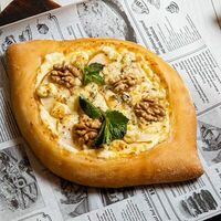 Хачапури с грушей и горгонзолой в Зефир