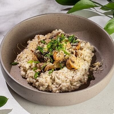 Гречка с грибами и пармезаном в Чайка по цене 560 ₽