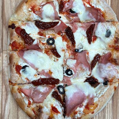 Пицца с вялеными томатами в Parmigiano Pizza по цене 748 ₽