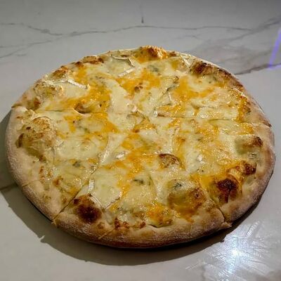 Пицца 5 сыров в Kaif Lounge по цене 1200 ₽