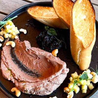 Паштет из куриной печени с пшеничными гренками и карамелизированным луком в Чехов сад по цене 490 ₽