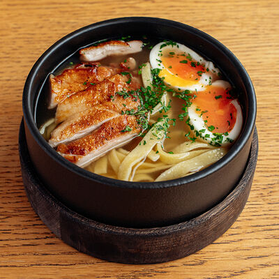 Суп с цыпленком, домашней лапшой и яйцом в Riesling Boyz по цене 760 ₽