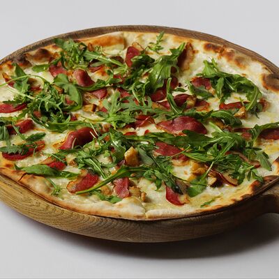 Пицца с грибами, уткой и сыром скаморца в Bistrot по цене 2400 ₽