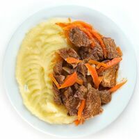 Гуляш из говядины с картофельным пюре в Три жены