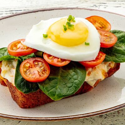 Теплая бриошь с жареным яйцом, куриным филе и сливочным соусом в Чили пицца по цене 490 ₽