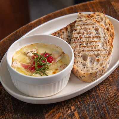 Запечённый камамбер с красной смородиной и зерновым хлебом в Masters & Margaritas по цене 920 ₽