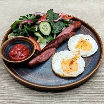 Яичница с говяжьими колбасками и овощным салатом в Кафе-пекарня Susser по цене 500 ₽