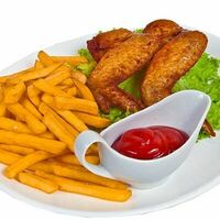 Крылья куриные с картофелем фри и соусом в Capriccio