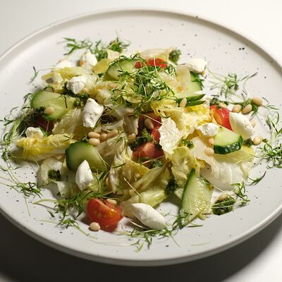 Салат с песто и сыром креметте в Saint по цене 460 ₽