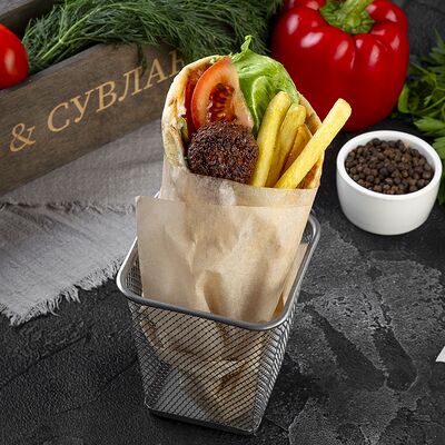 Гирос с фалафелем в Солянка Крафт Бар по цене 648 ₽