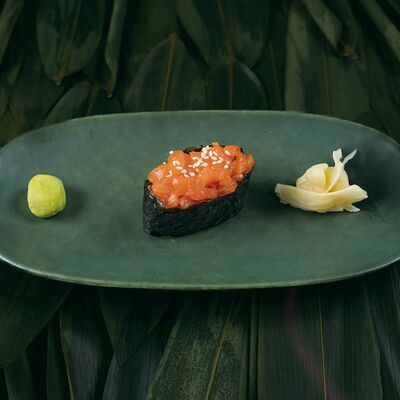Гункан спайси лосось в Sushi lovers по цене 390 ₽