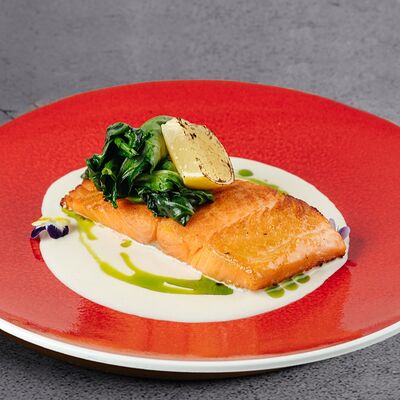 Стейк из форели со шпинатом и винным соусом в В угли по цене 1490 ₽