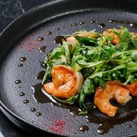Салат с креветками, рукколой и мини-моцареллой в FABRIKA