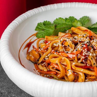 Пшеничная лапша с курицей в OPERALounge Новый центр по цене 760 ₽