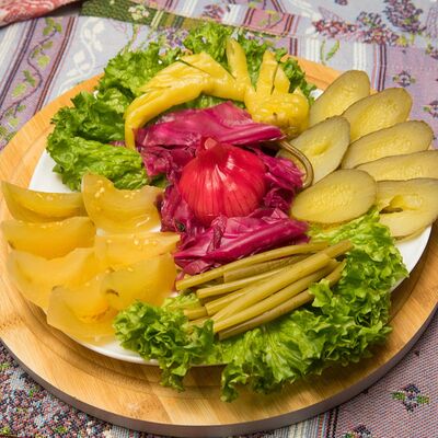 Соленья из бочки в Гурман студия по цене 450 ₽