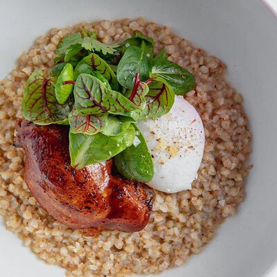 Зелёная гречка с уткой и яйцом пашот в Ava по цене 790 ₽