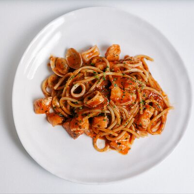 Спагетти с морепродуктами в томатном соусе в The Times Home по цене 2170 ₽