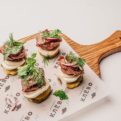 Клевые бутеры на печеном картофеле с ростбифом в Клёво по цене 790 ₽