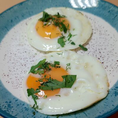 Глазунья из двух яиц в Оазис кафе по цене 120 ₽