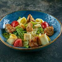 Теплый салат с куриным бедром и копченым сыром Сулугуни в Маймун