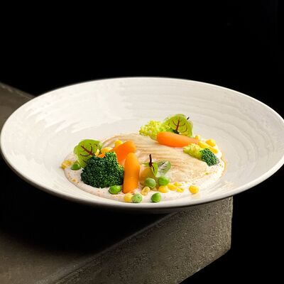 Треска с молодыми овощами, икорный соус в Нобель по цене 990 ₽