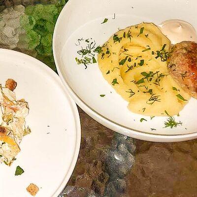 Куриная котлета с картофельным пюре и салат из печеного картофеля с куриной грудкой в Travelers Coffee по цене 770 ₽