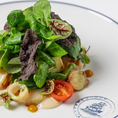 Салат с морепродуктами, ароматной зеленью и имбирным соусом в Ivanka по цене 2700 ₽