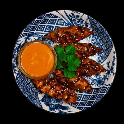 Пельмени гёдза с курицей и креветкой с соусом Карри в Ramenshop по цене 580 ₽