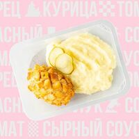 Пожарская котлета с картофельным пюре и маринованным огурчикомв VЛАVАШЕ