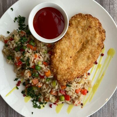 Шницель из индейки рубленый с гарниром в Перчим & солим по цене 540 ₽