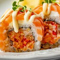 Фирменный ролл с крабом и лососем в Dodici seafood