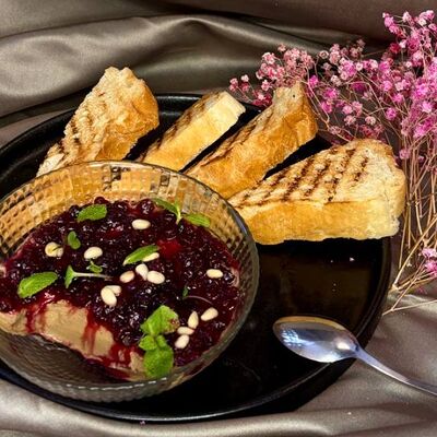 Нежный паштет из курицы с брусничным вареньем и кедровым орехом в MON PARIS по цене 500 ₽