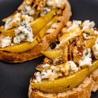 Брускетта с грушей и сыром дорблю в Лабиринт