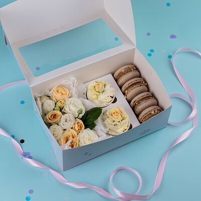 Капкейки с макаронсами и кустовыми розами в Пышно Расцвели по цене 2500 ₽