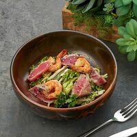 Зеленый салат с тунцом и креветками в Gustogram