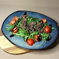 Теплый салат с телятиной и рукколой в Piccola Pizza