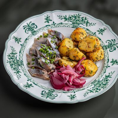 Сельдь с картофелемв Green Pub по цене 633 ₽