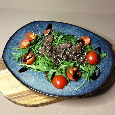 Теплый салат с телятиной и рукколой в Piccola Pizza по цене 450