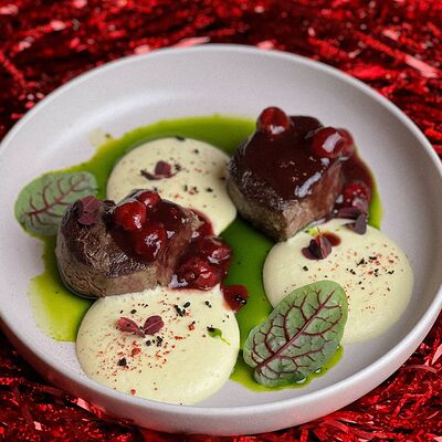 Медальоны из говяжьей вырезки с муссом из картофеля и трюфеля и ягодный демиглас в Offshore по цене 770 ₽