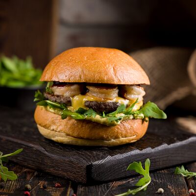 Cёрф & Тёрфв Manny's Burger по цене 990 ₽